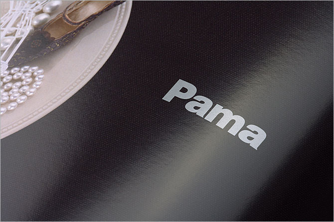 黑眼睛廣告為Pama印刷的產(chǎn)品畫冊(cè)內(nèi)頁實(shí)拍效果，印刷工藝為CMYK+專銀（五色印刷）